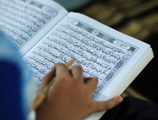 Student reading the Qur'an during an online TIA class